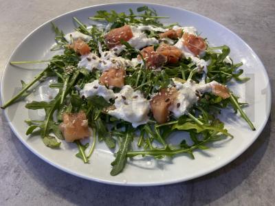 Salotas su rukola, stracciatella ir silpnai sūdyta raudona žuvis pagrindine nuotrauka