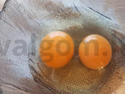 Kiaušinių blynai su pomidoru, dešra ir džiovintu česnaku Žingsnis 1