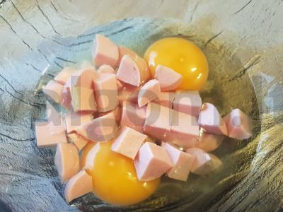 Kiaušinių blynai su pomidoru, dešra ir džiovintu česnaku Žingsnis 2