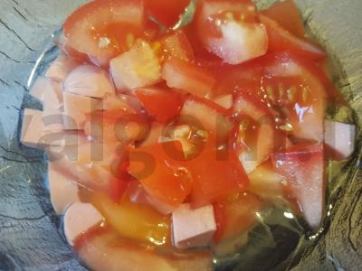 Kiaušinių blynai su pomidoru, dešra ir džiovintu česnaku Žingsnis 3