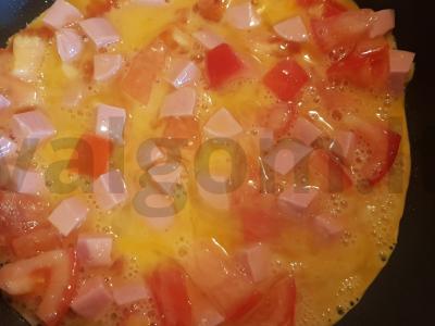 Kiaušinių blynai su pomidoru, dešra ir džiovintu česnaku Žingsnis 5