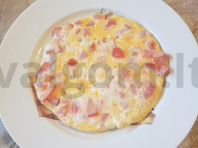 Kiaušinių blynai su pomidoru, dešra ir džiovintu česnaku pagrindine nuotrauka