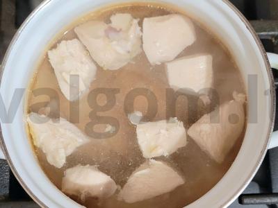 Lengvas vištienos krūtinėlės ir makaronų sriuba Žingsnis 1