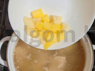 Lengvas vištienos krūtinėlės ir makaronų sriuba Žingsnis 2