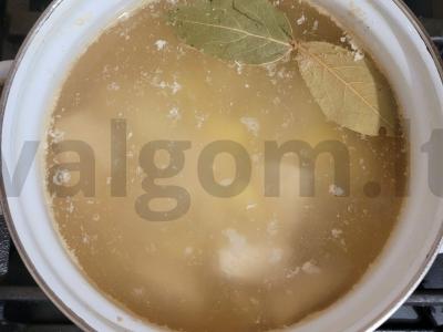 Lengvas vištienos krūtinėlės ir makaronų sriuba Žingsnis 3