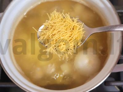 Lengvas vištienos krūtinėlės ir makaronų sriuba Žingsnis 4