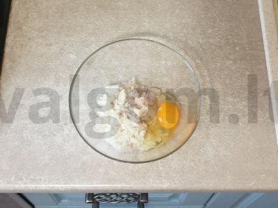 Karšti sumuštiniai su menkės faršu ir svogūnais Žingsnis 2