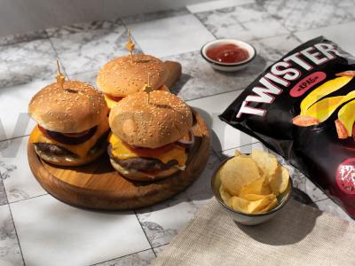 Krevetėmis užpildytas burgeris pagrindine nuotrauka