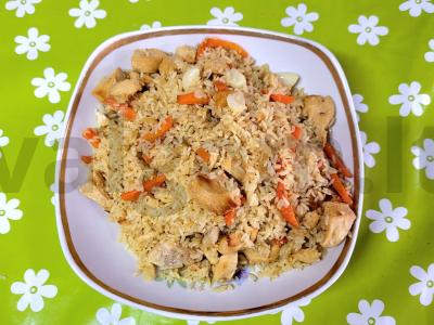 Jazminų ryžių plovas su vištiena katile pagrindine nuotrauka