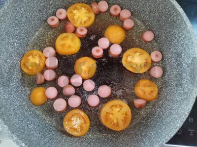 Kiaušinienė su pomidorais, dešrelėmis ir parmezano sūriu Žingsnis 1