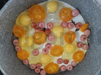 Kiaušinienė su pomidorais, dešrelėmis ir parmezano sūriu Žingsnis 2