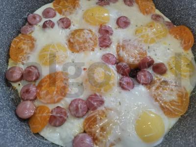 Kiaušinienė su pomidorais, dešrelėmis ir parmezano sūriu Žingsnis 3