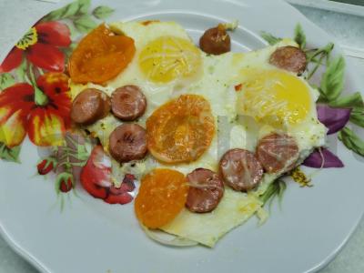 Kiaušinienė su pomidorais, dešrelėmis ir parmezano sūriu pagrindine nuotrauka