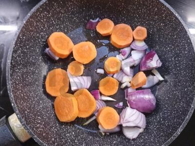 Vištiena su ananasais „Žiauri Azija“ Žingsnis 1