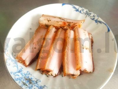 Salo su paprika ir džiovintu krapu pagrindine nuotrauka