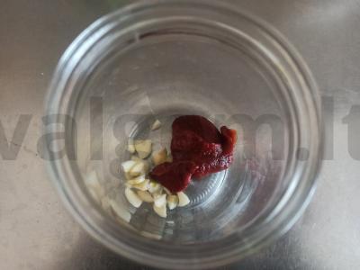 Salo pomidorų sūryje Žingsnis 2