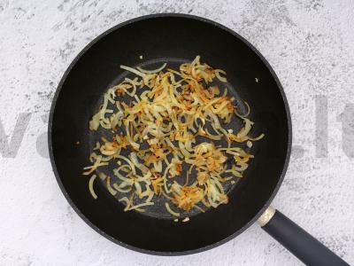 Pirklių kviečiai ir amarantas su grybais, svogūnais ir sūriu Žingsnis 1