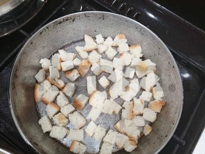 Cezario salotas su vištiena ir pomidorais Žingsnis 1