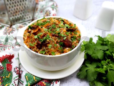 Pirklių kviečiai ir amarantas su grybais, svogūnais ir sūriu pagrindine nuotrauka