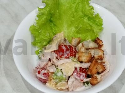 Cezario salotas su vištiena ir pomidorais pagrindine nuotrauka