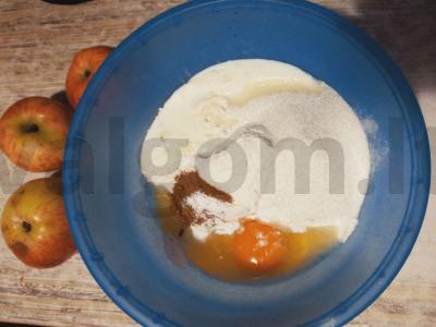 Obuolių blynai su grietine ir medumi Žingsnis 1