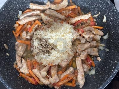 Ryžiai su bulvėmis ir mėsa keptuvėje Žingsnis 4