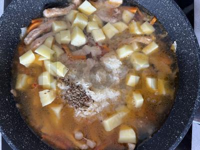 Ryžiai su bulvėmis ir mėsa keptuvėje Žingsnis 5