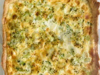 Kiaušinis su vištienos krūtinėlėmis, sūriu ir brokoliais pagrindine nuotrauka