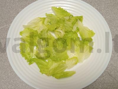 Daržovių salotas su feta ir apelsinų padažu Žingsnis 1