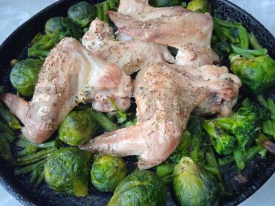 Vištienos sparneliai, kepti su brokoliais, Briuselio kopūstais, žirneliais ir Provanso žolelėmis Žingsnis 4