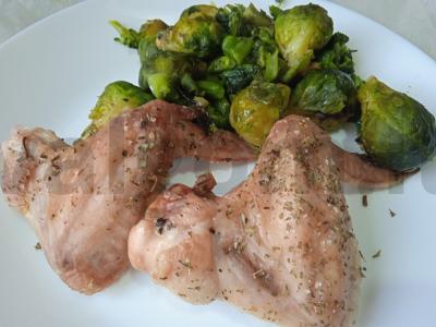 Vištienos sparneliai, kepti su brokoliais, Briuselio kopūstais, žirneliais ir Provanso žolelėmis pagrindine nuotrauka