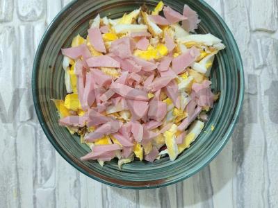 Sultingas salotas su daržovėmis, kumpiu ir žolelėmis Žingsnis 3