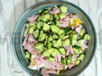 Sultingas salotas su daržovėmis, kumpiu ir žolelėmis Žingsnis 4