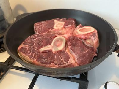 Ossobuco su daržovėmis aluje Žingsnis 1