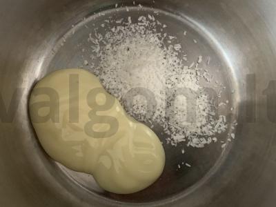 Manų košė su kokosų drožlėmis ir braškėmis kondensuotame piene Žingsnis 1