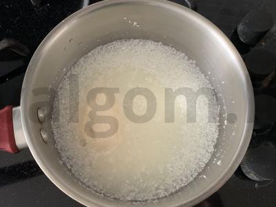 Manų košė su kokosų drožlėmis ir braškėmis kondensuotame piene Žingsnis 3