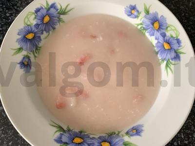 Manų košė su kokosų drožlėmis ir braškėmis kondensuotame piene pagrindine nuotrauka