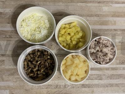 Sluoksniuota salota su ananasais Žingsnis 1