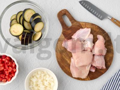 Vištiena su bulvėmis, pomidorais ir baklažanais Žingsnis 1