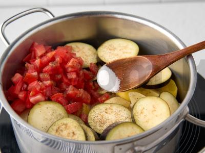 Vištiena su bulvėmis, pomidorais ir baklažanais Žingsnis 3