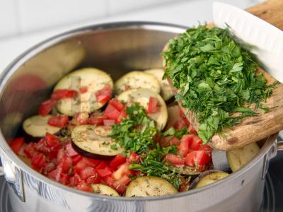 Vištiena su bulvėmis, pomidorais ir baklažanais Žingsnis 4
