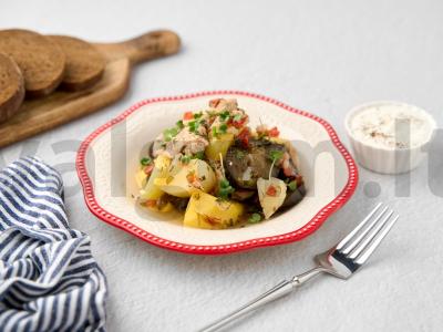 Vištiena su bulvėmis, pomidorais ir baklažanais pagrindine nuotrauka