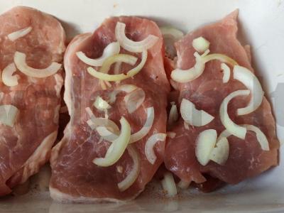 Kiauliena su daržovėmis po sūrio pluta Žingsnis 5