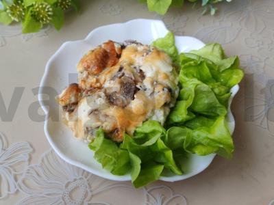 Kiauliena su daržovėmis po sūrio pluta pagrindine nuotrauka