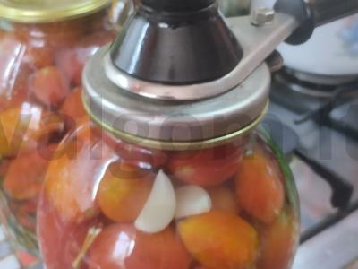 Sūdyti pomidorai su gvazdikėliais ir estragonu žiemai Žingsnis 5