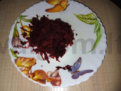 Burokėlių salotos su džiovintais slyvomis ir pušų riešutais Žingsnis 1