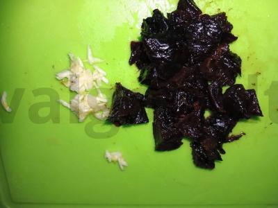 Burokėlių salotos su džiovintais slyvomis ir pušų riešutais Žingsnis 2