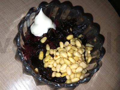 Burokėlių salotos su džiovintais slyvomis ir pušų riešutais Žingsnis 3