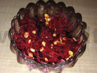 Burokėlių salotos su džiovintais slyvomis ir pušų riešutais pagrindine nuotrauka