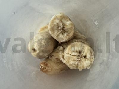 Pieno kokteilis su uogomis ir bananais Žingsnis 1